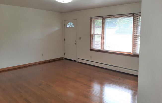 2 beds, 1 bath, 903 sqft, $1,250, Unit B-1