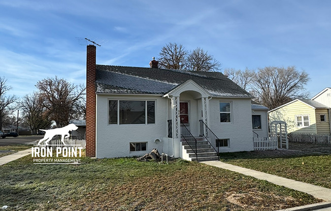 Renovated 3bed/2bath home w/gas fireplace, garage, near downtown Caldwell.