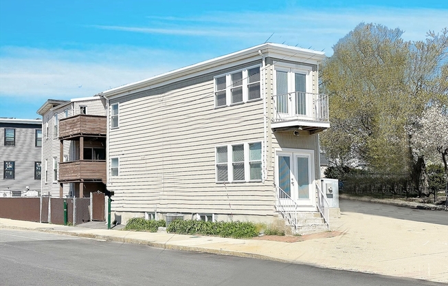 1043 WINTHROP AVE