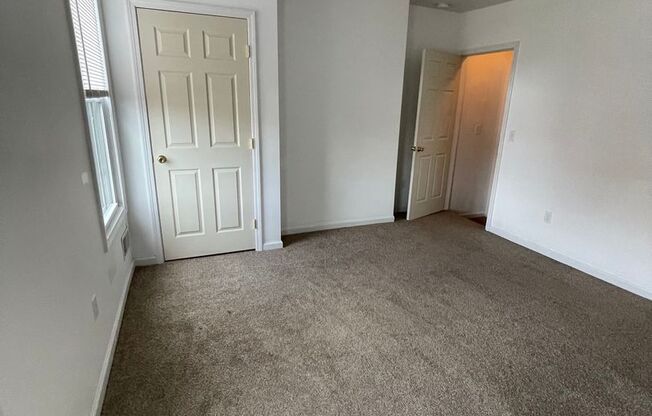 2 beds, 1 bath, $1,500, Unit 426 Greenfield Avenue - Detached