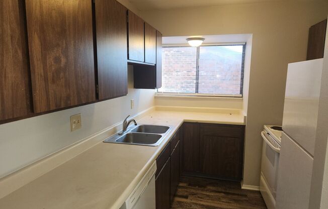 2 beds, 1 bath, $1,250, Unit C