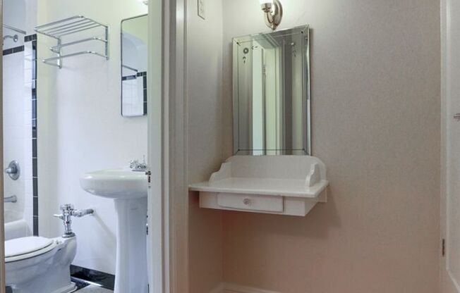 Studio, 1 bath, 425 sqft, $1,175, Unit 107