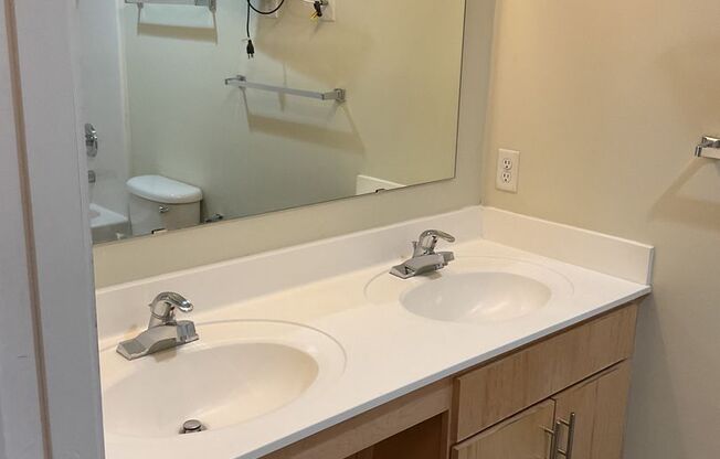 3 beds, 1 bath, 985 sqft, $2,310, Unit 601