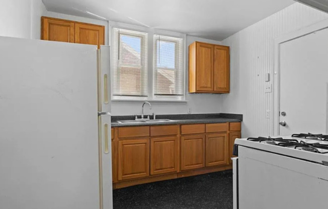 2 beds, 1 bath, $1,000, Unit # LOWER