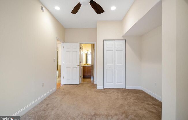 2 beds, 2 baths, 988 sqft, $2,100, Unit 215