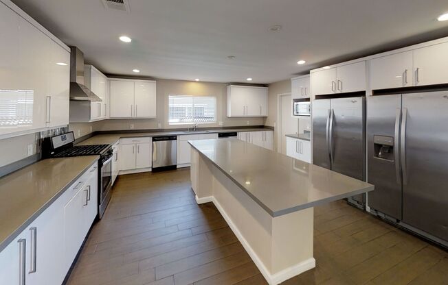 Huge Bedrooms, lots of Parking, closest to campus!