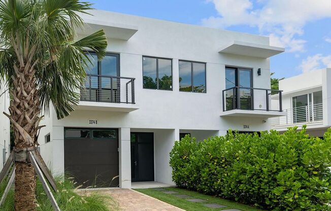 Amazing 3 Bed/2.5 Bath townhouse in the heart of Coconut Grove.