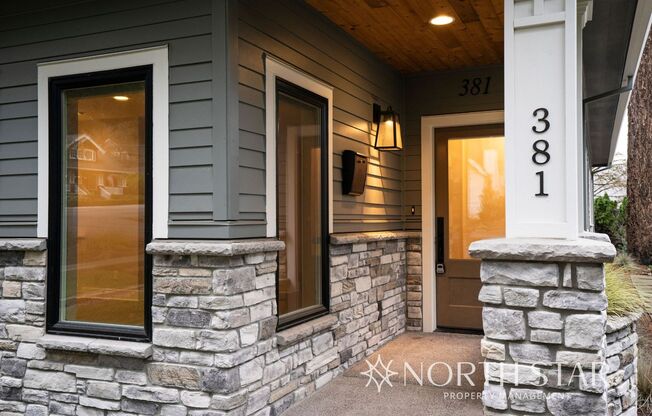 Newer Duplex in the Heart of Lake Oswego.