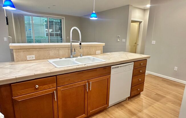 Beautiful 1 bed condo in the heart of Bellevue! Available Now!