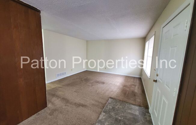 2 beds, 1 bath, 880 sqft, $995, Unit A