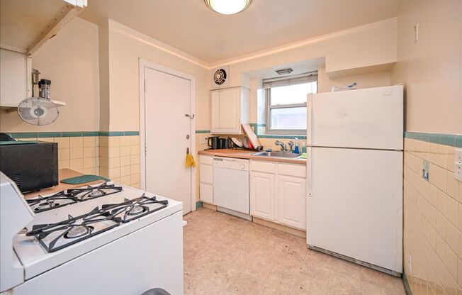 2 beds, 1 bath, $1,675, Unit 2802 1