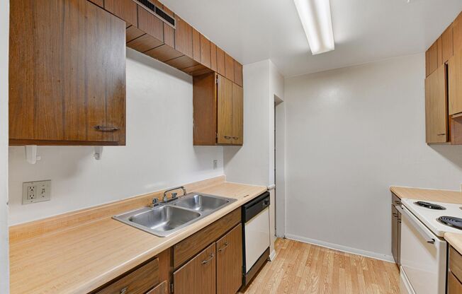 2 beds, 2 baths, 965 sqft, $1,045, Unit 20