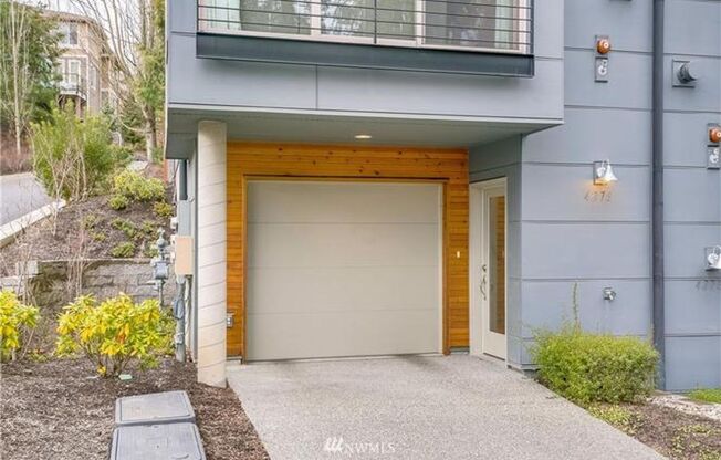 Stylish Townhome Living Near Lake Sammamish | 2 Bedrooms, 2.5 Bathrooms