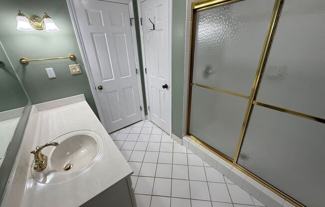 4 beds, 2.5 baths, $2,200, Unit 119 Rolling Oaks Dr