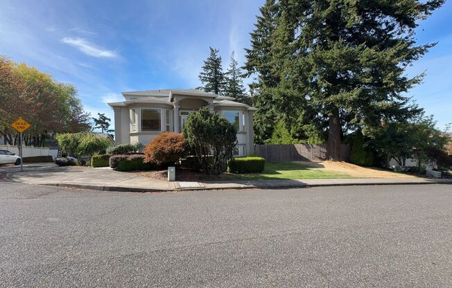 Lovely Suburban Happy Valley Home!