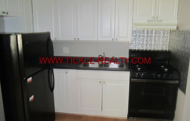 3 beds, 1 bath, $1,325, Unit 4