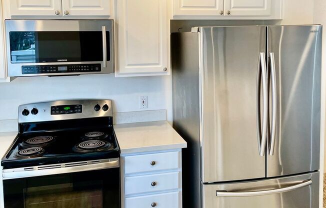 2 Bed / 1 bath townhome at Summerhill Village in Issaquah $2,995/mo