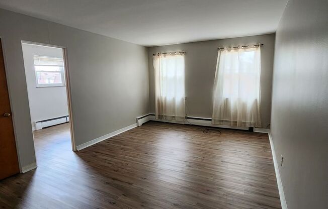 2 beds, 1 bath, $1,000, Unit Unit 4