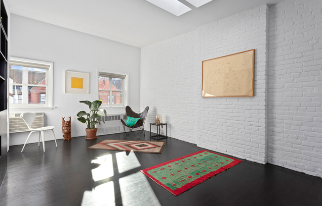 405 W 21 ST