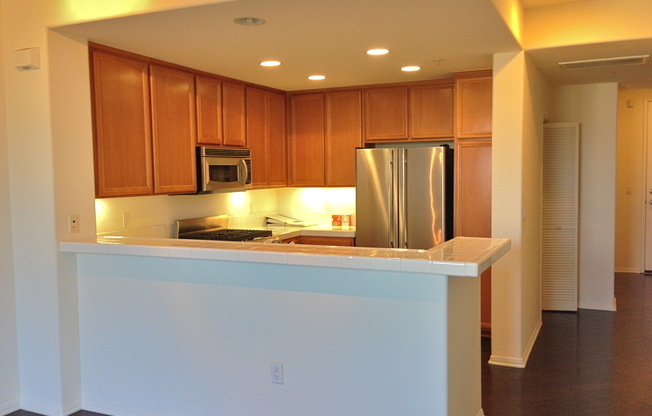 GORGEOUS TOP FLR CONDO BY CENTRAL PARK w/LAUNDRY+PATIO+2 CAR Parking