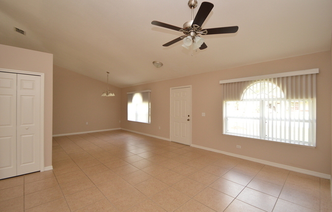 5 ROBIN HOOD LN
