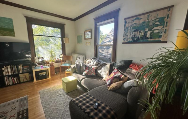 7 BARTON AVE SE