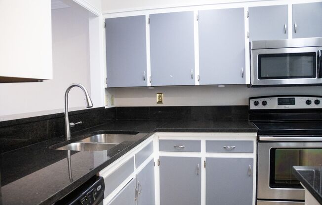 Charming 2BR 2.5BA Townhouse for Rent!
