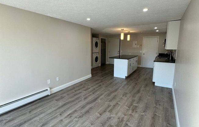 2 beds, 1 bath, 680 sqft, $2,525, Unit 17-34