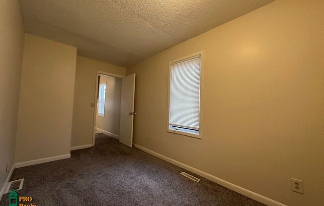 2 beds, 1 bath, 700 sqft, $1,195, Unit 01