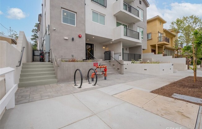 10218 FERNGLEN AVE