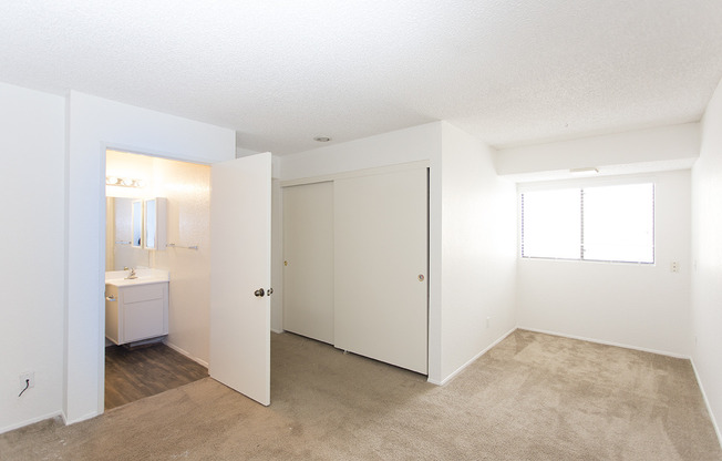 *OPEN HOUSE: 5/16 4-6PM & 5/17 9-11AM* Spacious 2BR in Point Loma with Parking!