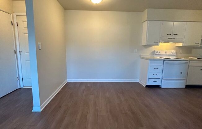 2 beds, 1 bath, 800 sqft, $945, Unit Apt. 4