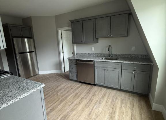 1023 1025 ROCK ST