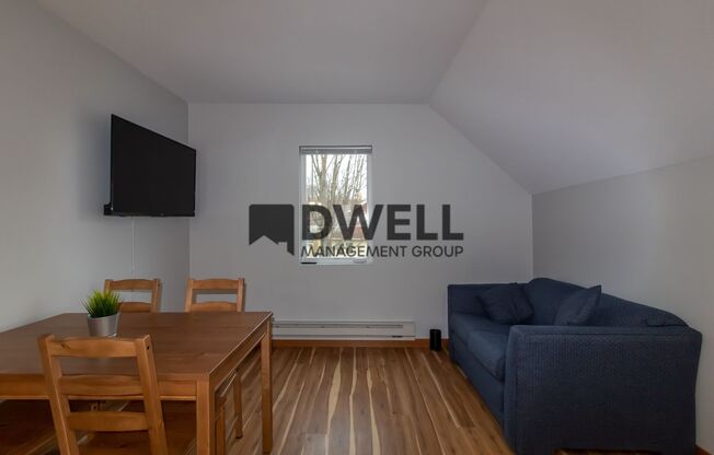 2 beds, 1 bath, $1,050, Unit 2