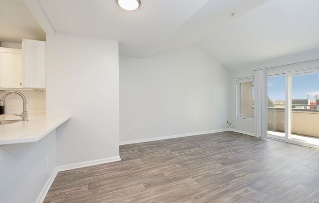 2 beds, 2 baths, 865 sqft, $2,350, Unit 2-204