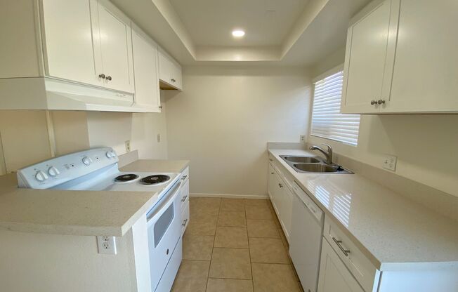 2 Bed 1.Bath Townhouse -Parking Included