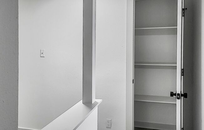 3 beds, 1 bath, 900 sqft, $1,300, Unit 93