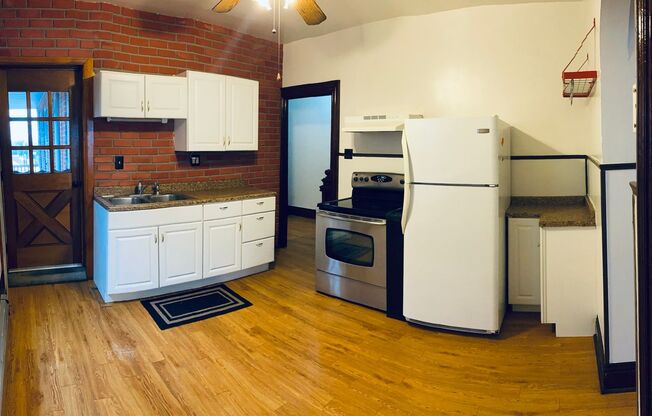 2 beds, 1 bath, $1,295, Unit 2nd floor