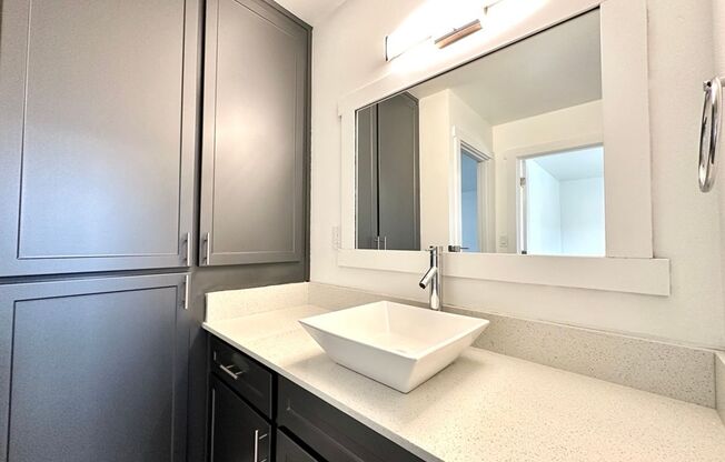 1 bed, 1 bath, 555 sqft, $1,355, Unit 32
