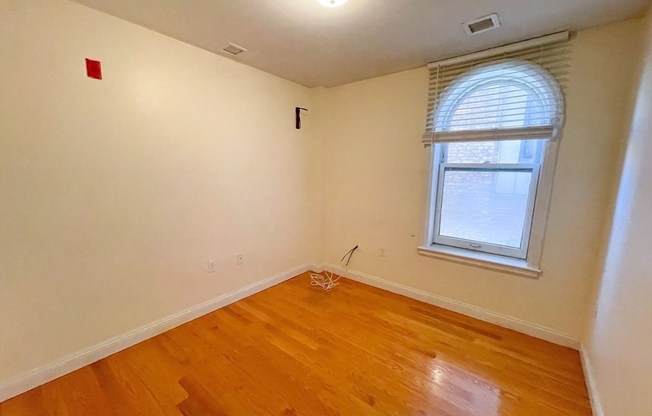 3 beds, 1 bath, 750 sqft, $4,600, Unit 204