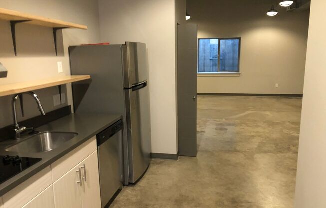 Studio, 1 bath, 679 sqft, $1,250, Unit B07