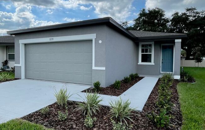 Available NOW! VERY well maintained 4/2 in Monroe Meadows / Wesley Chapel!