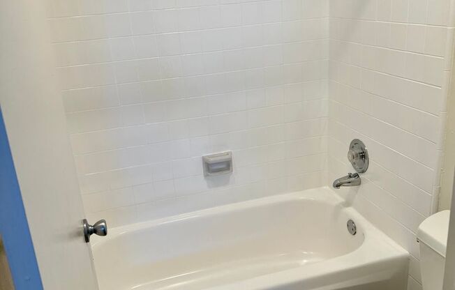 Studio, 1 bath, 450 sqft, $2,070, Unit 17