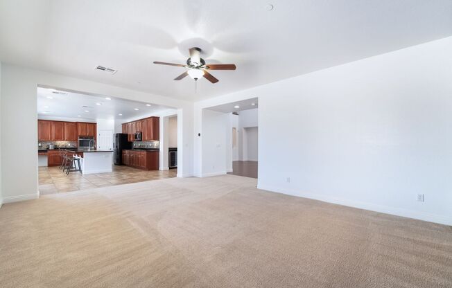 Mountains Edge Beauty - 5 bedrooms & 5 baths with pool & resort style backyard