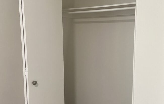 2 beds, 1 bath, 905 sqft, $1,400, Unit 5494-F