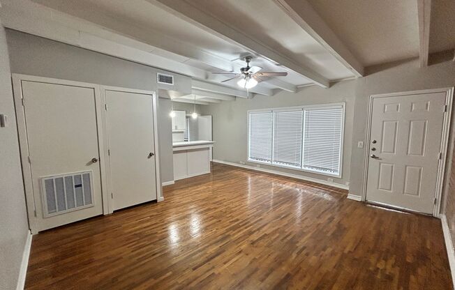 1 bed, 1 bath, 700 sqft, $1,275, Unit 243