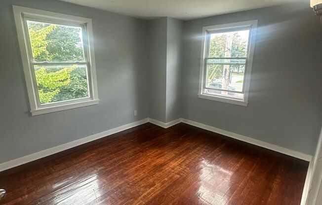 2 beds, 1 bath, $1,200, Unit 3