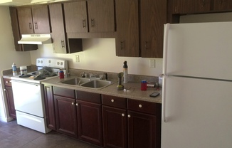 2 beds, 1 bath, $1,200, Unit Apt 3