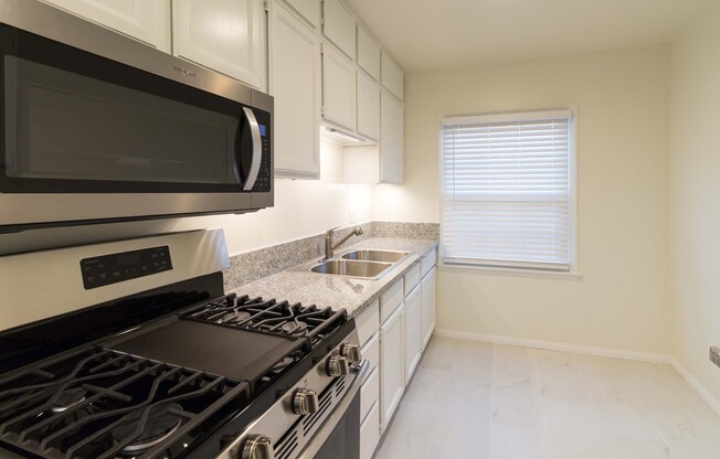 Remodeled Studio in the Heart of Los Feliz | Hardwood Floors | Walk-In Closet | & On-Site Laundry