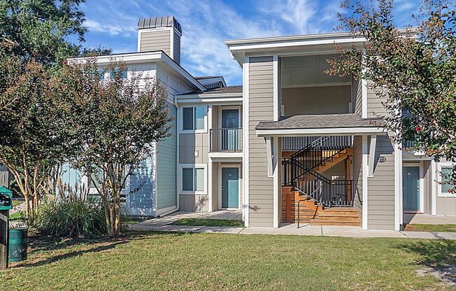 Renovated Condo located in heart of Mt Pleasant, near Ravenel Bridge and Waterfront Park